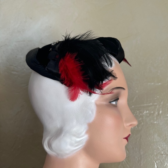 FASHIONABLE 1950s\' BLACK VELOUR CAP WITH DRAPED SATIN TRIM +  BLACK/RED FEATHERS main image 8